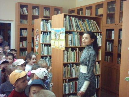 Наталья  Китаенко провела экскурсию для наших новых маленьких читателей.