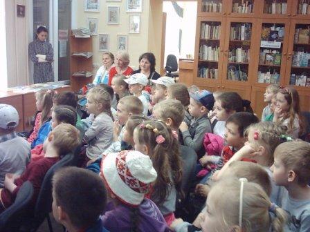 Детский сад № 290 подготовил для библиотеки целую программу - дети читали стихи, пели песни, участвовали в викторинах.