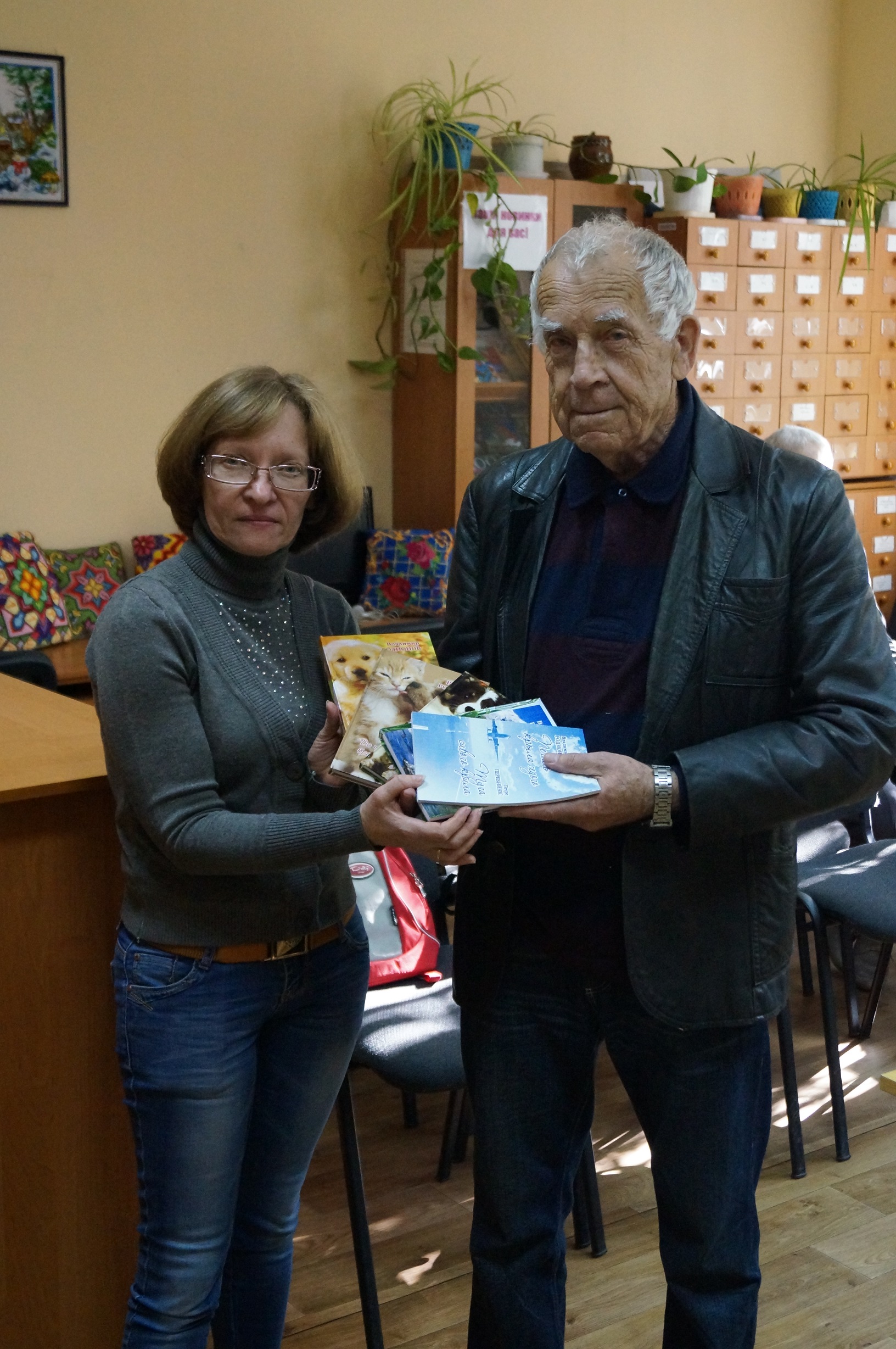 Відомий харківський поет В. А. Родіонов вручає в дар бібліотеці - філії № 22 свої нові книги