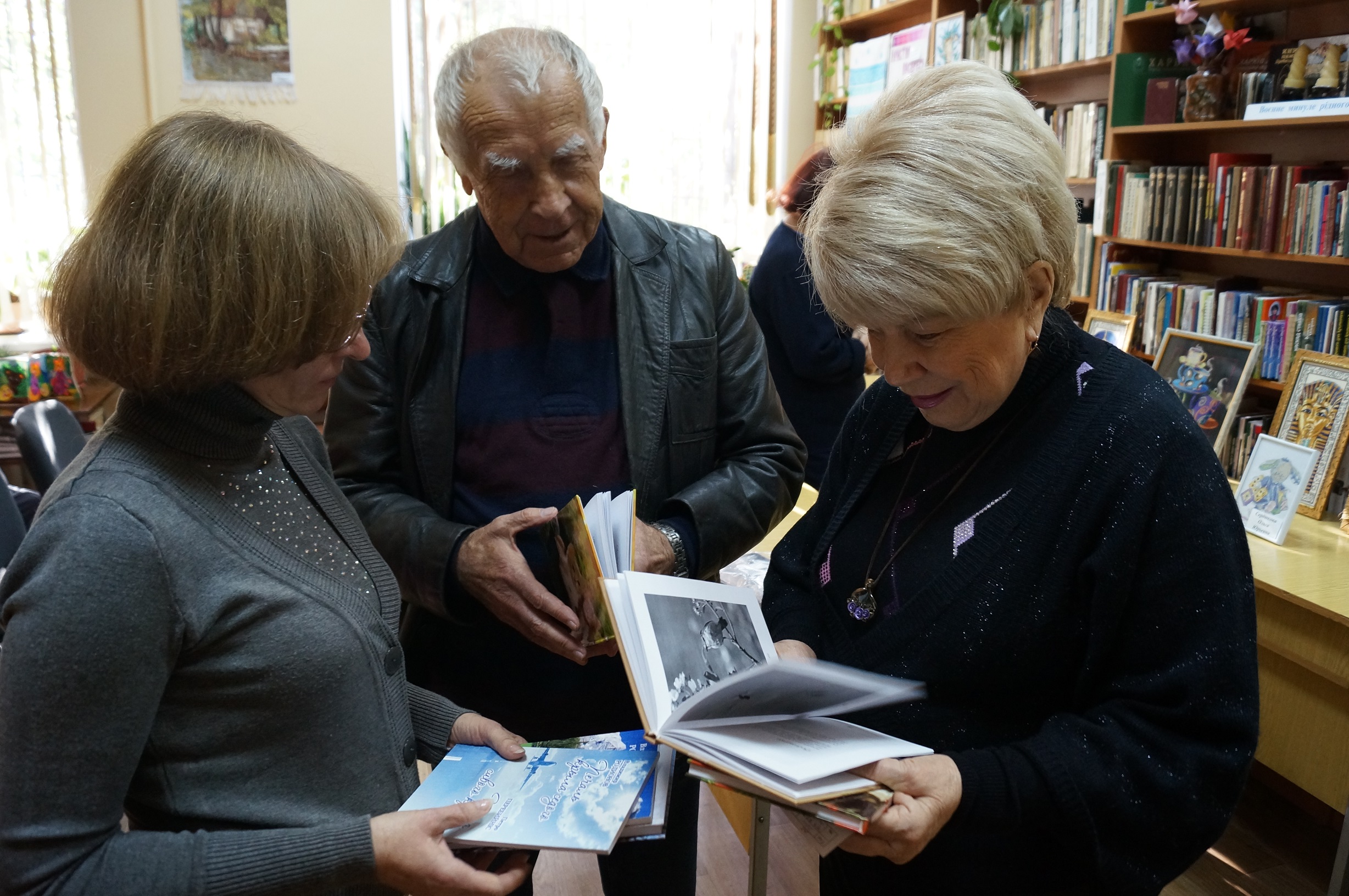 Відомий харківський поет В. А. Родіонов знайомить співробітників	бібліотеки - філії № 22 з новими книжками