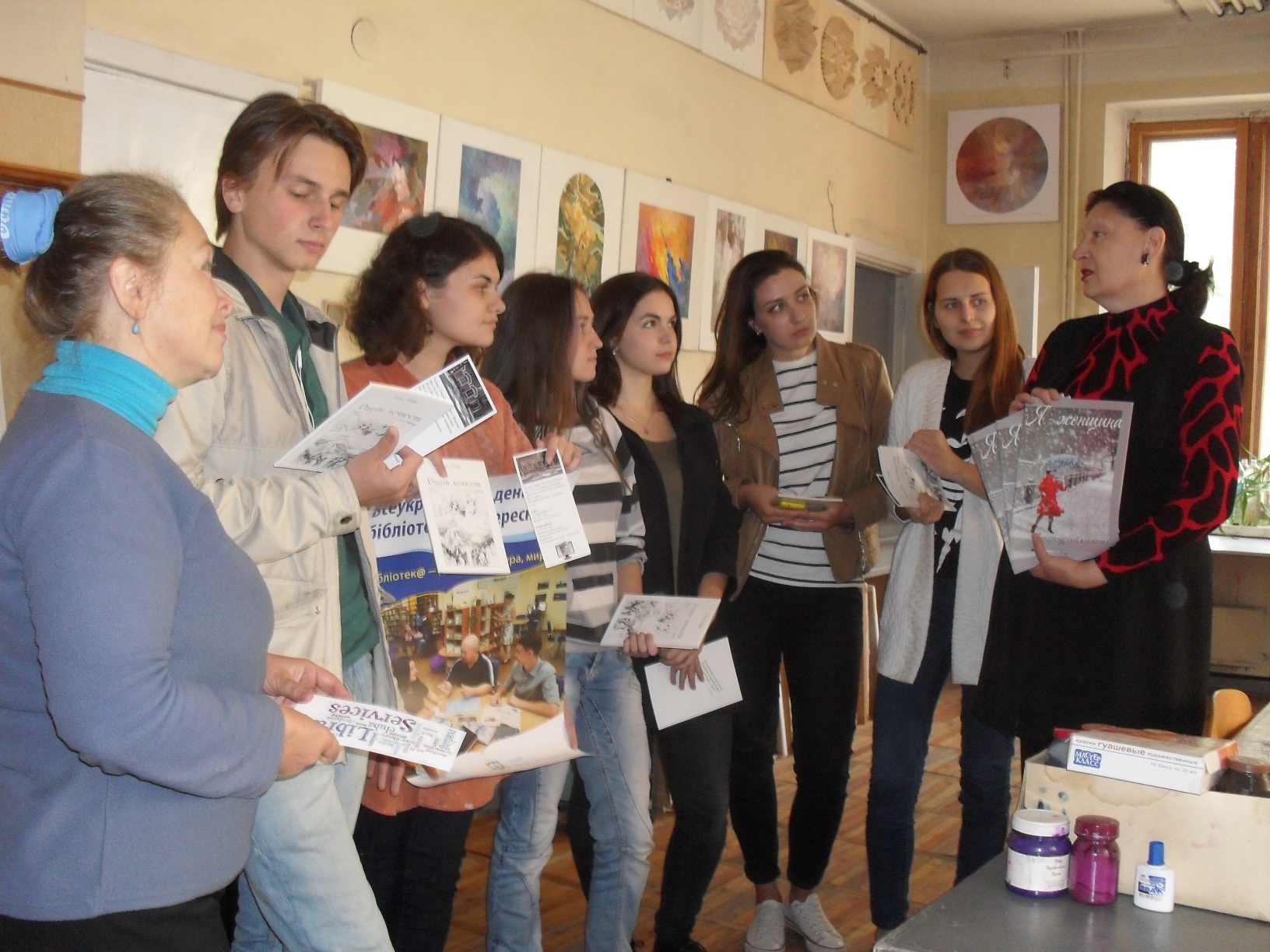 Бібліотекар Ганна Абрамова розповідає студентам ХДАДМ про діяльність ЦМБ ім.В.Г.Бєлінського
