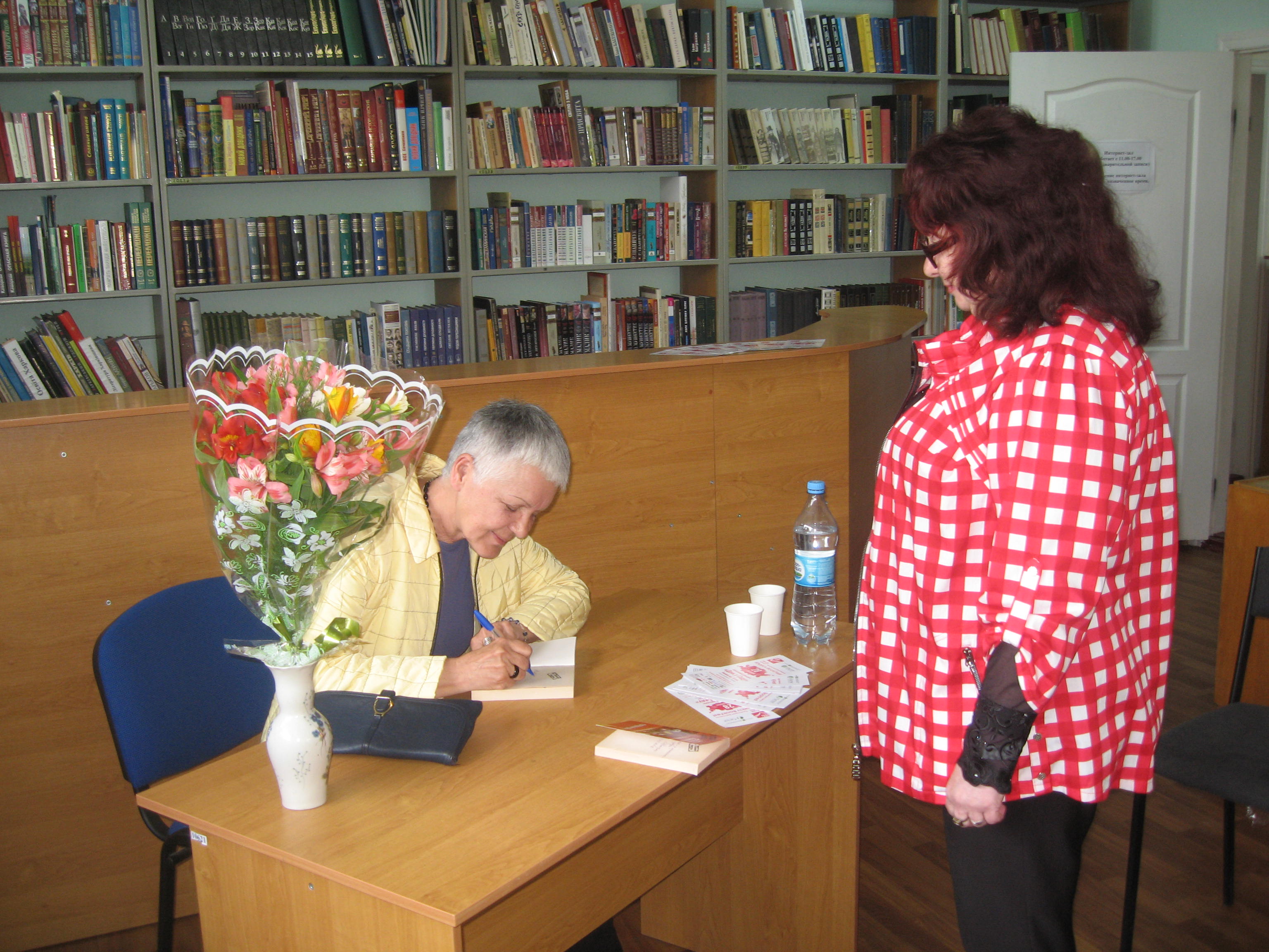 Шанувальники таланту письменниці отримують в дар книги з автографом.