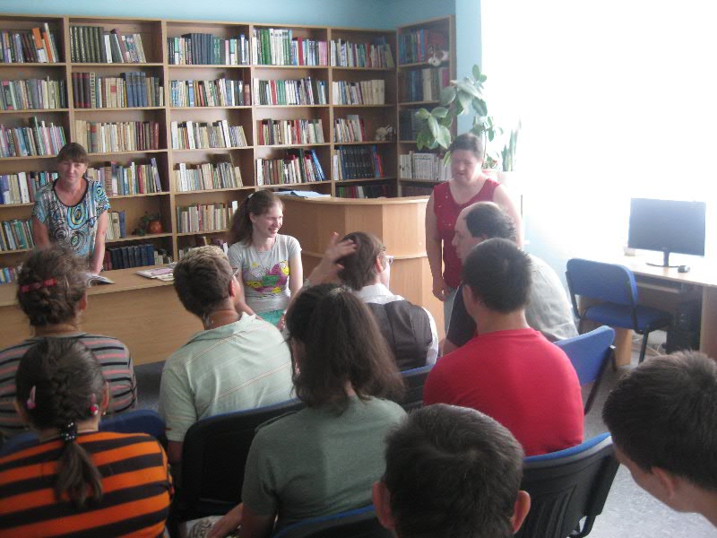 Гра в ввічливість 'Дозвольте Вам допомогти'