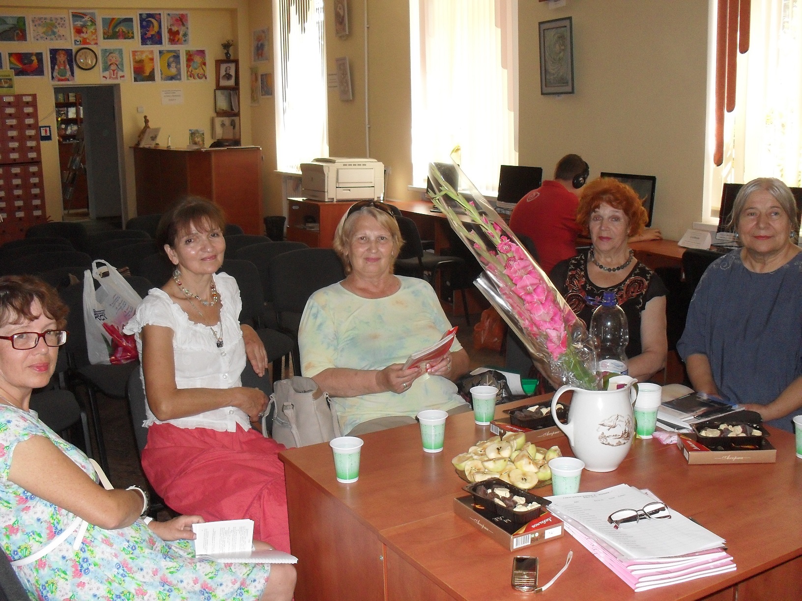 Члени Міжнародного жіночого клубу духовного спілкування «Лада» за роботою