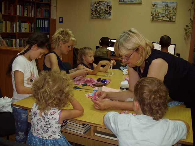 Олена Дмитрівна Горбенко проводить майстер-клас з виготовлення ляльки Тільди в бібліотеці-філії №22