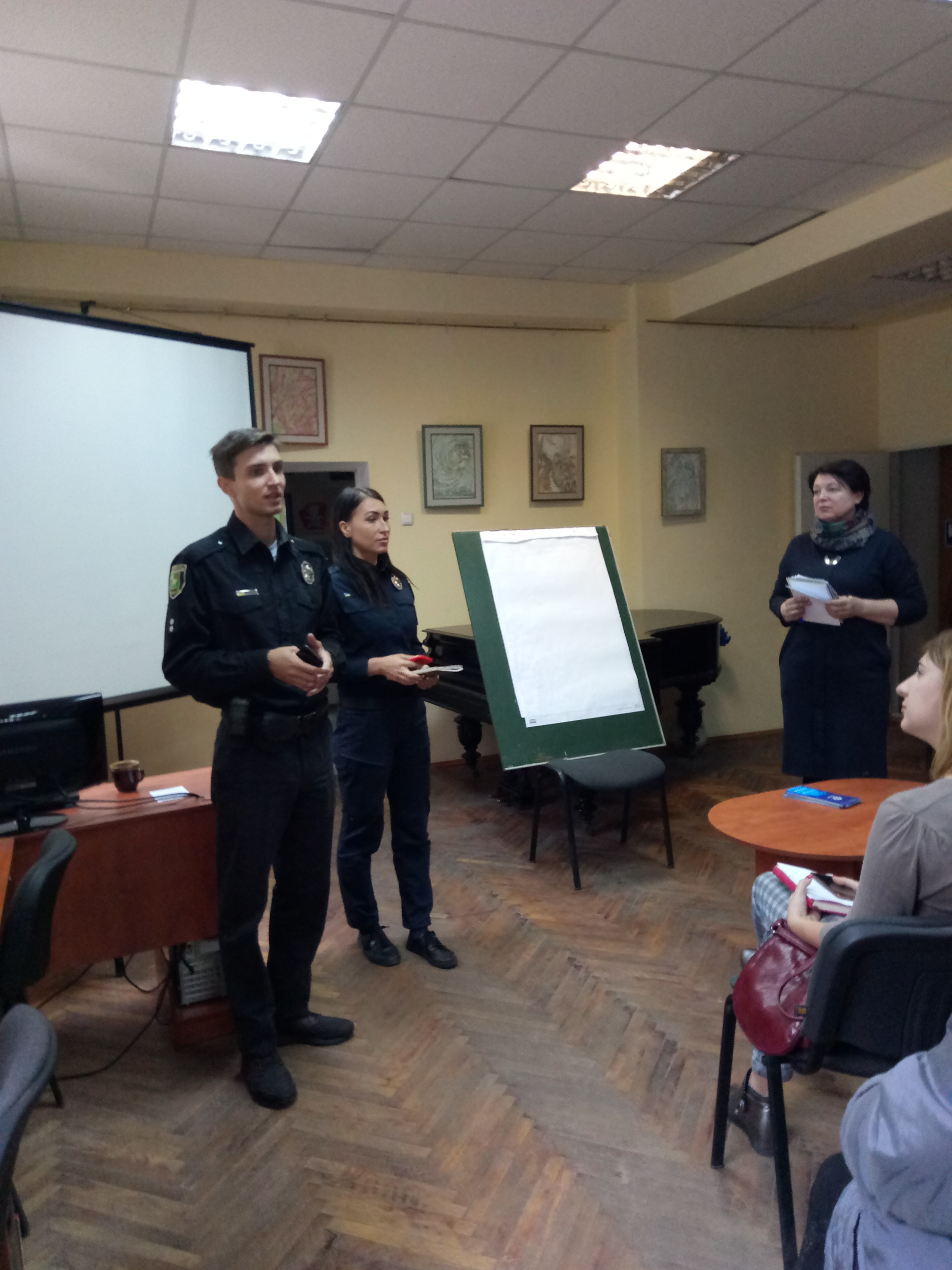 инспектор отдела связи с общественностью УПП в Харьковской области ДПП старший лейтенант полиции Печенежская Ирина Александровна и лейтенант полиции Чайковский Денис Валерьевич