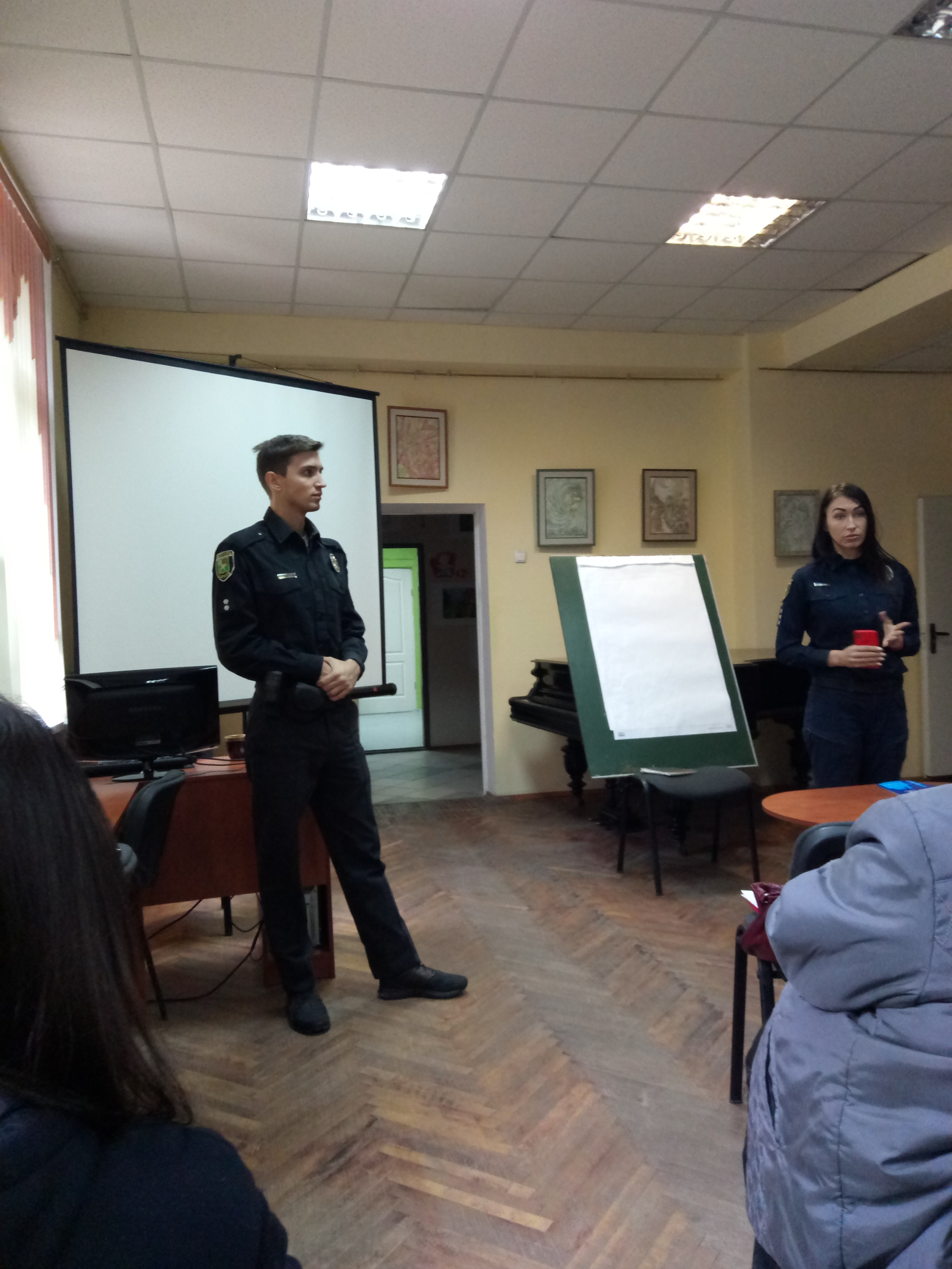инспектор отдела связи с общественностью УПП в Харьковской области ДПП старший лейтенант полиции Печенежская Ирина Александровна и лейтенант полиции Чайковский Денис Валерьевич
