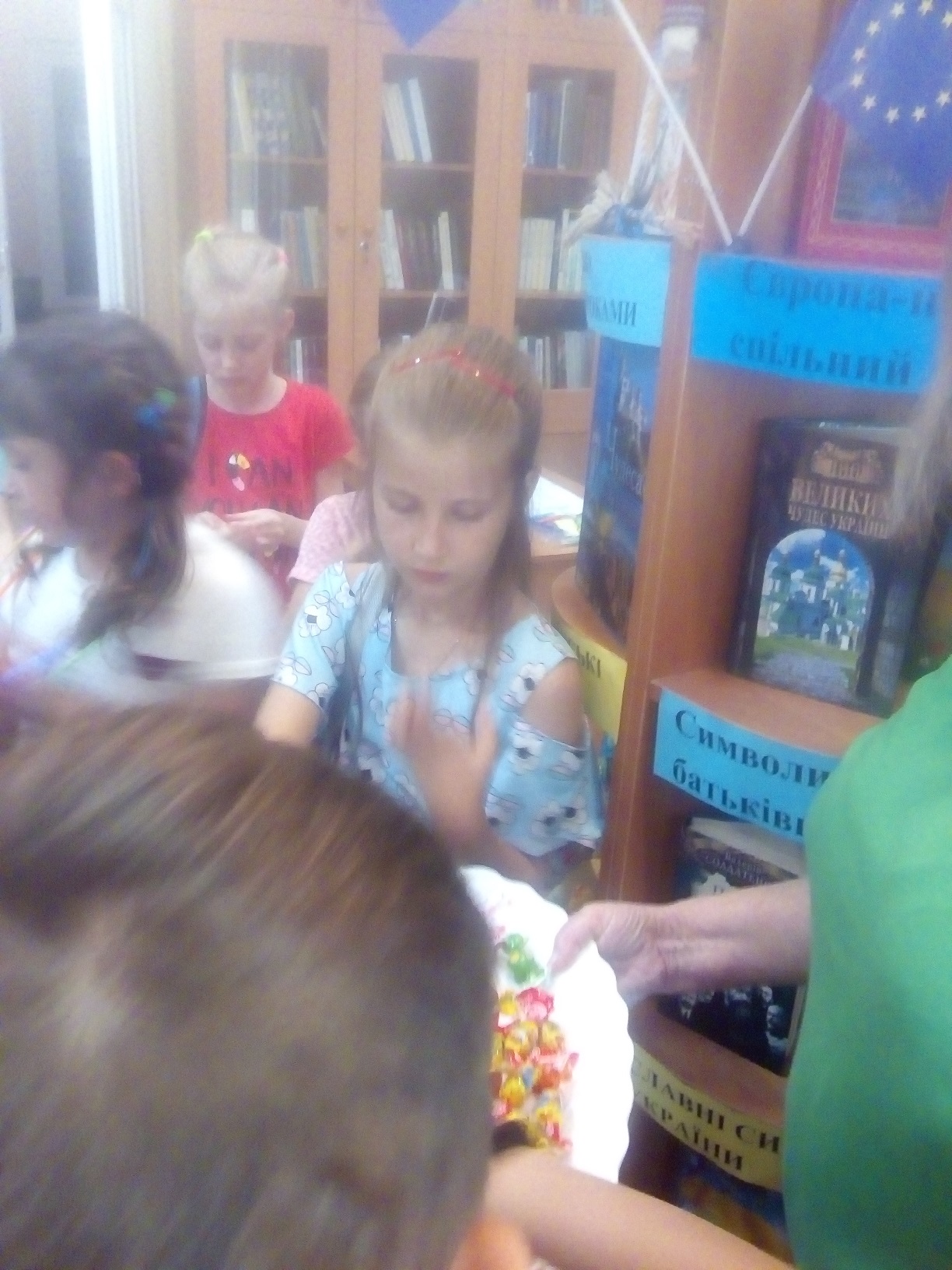 Діти з задоволенням приймали участь у квесті та пригощались цукерками