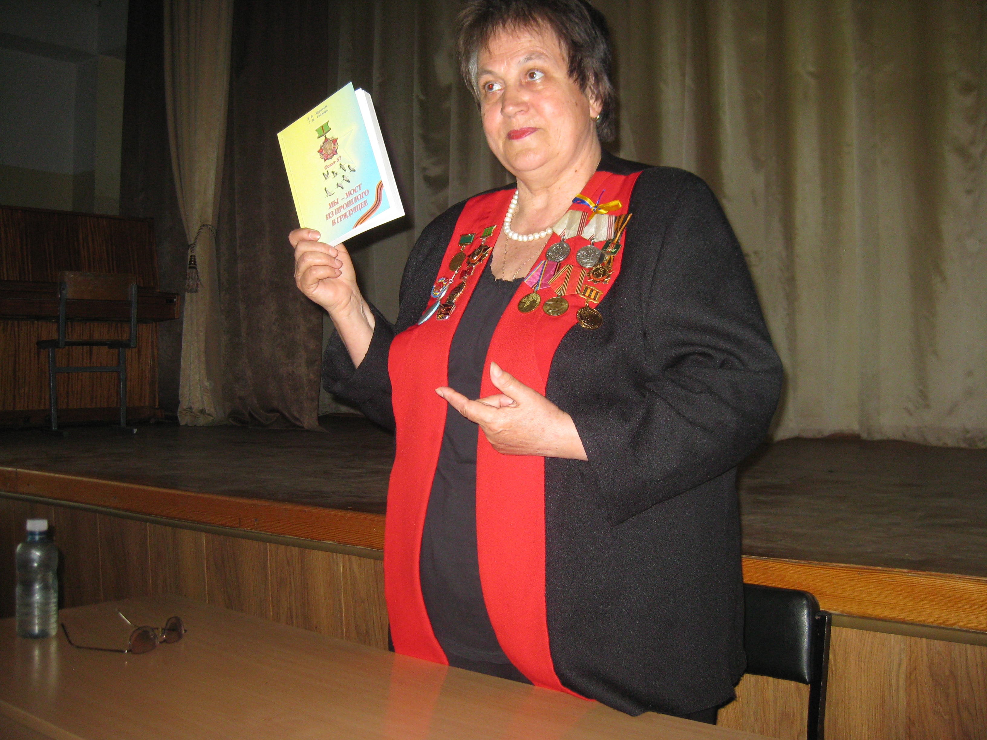 Тетяна Василівна Гонтар презентувала і подарувала ліцею свою нову книгу « Ми міст між минулим і прийдешнім»