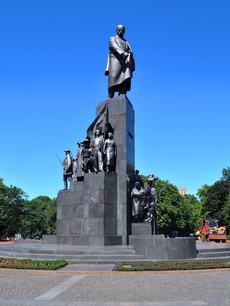 Літературний портрет Шевченка відбитий у бронзі…