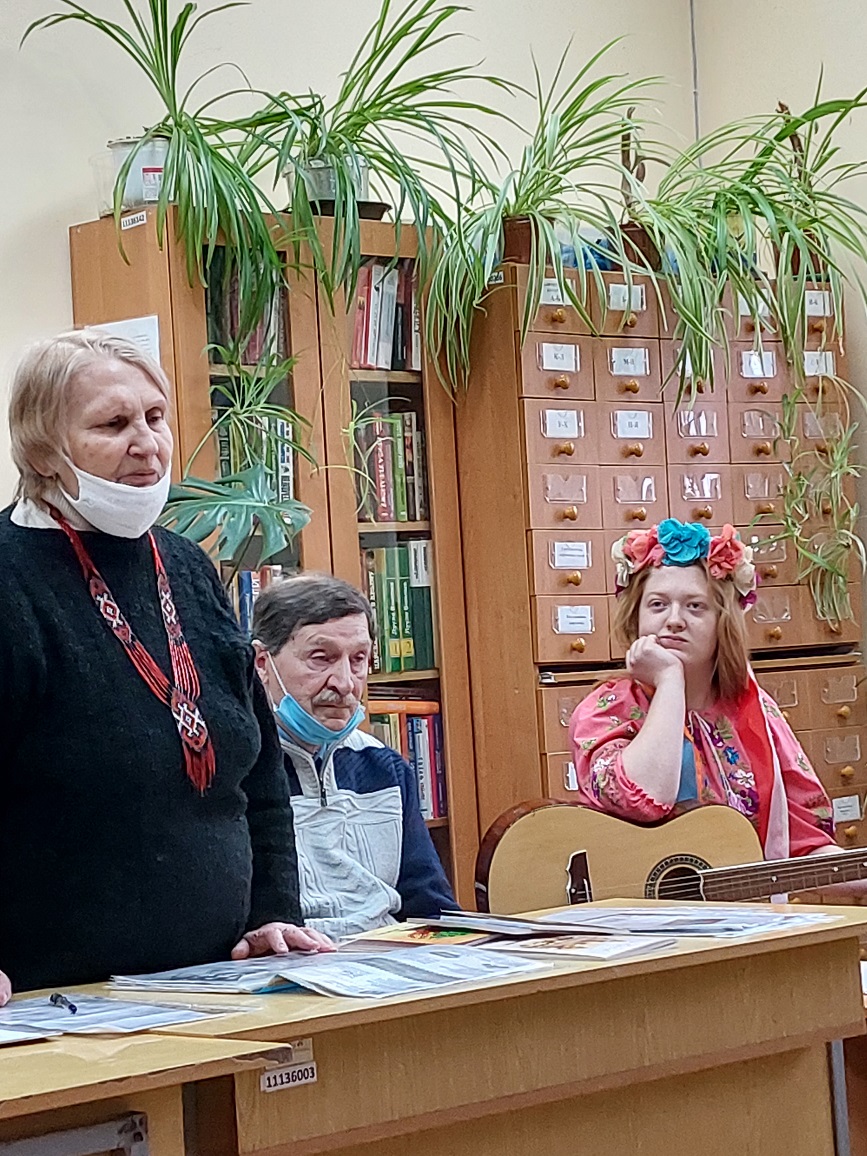 Выступление поэта и переводчика Леонтины Красношапки на вечере переводов, посвященном Международному дню родного языка