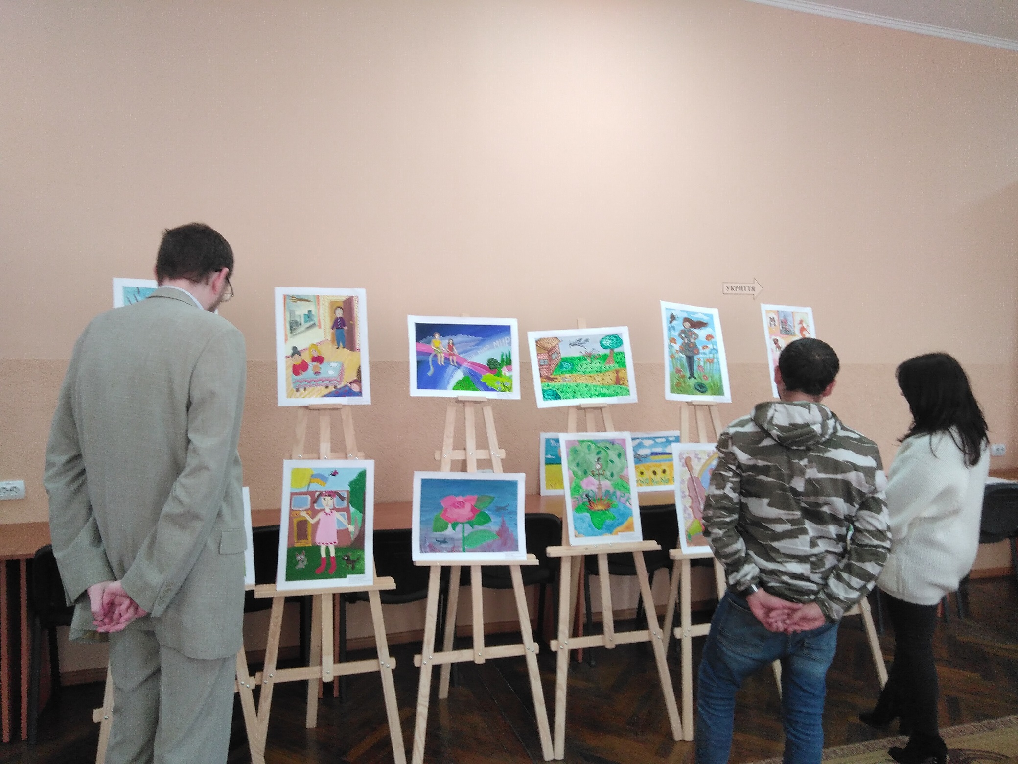 Читачі та гості Центральної міської бібліотеки Ужгорода в захваті від робіт юних художників