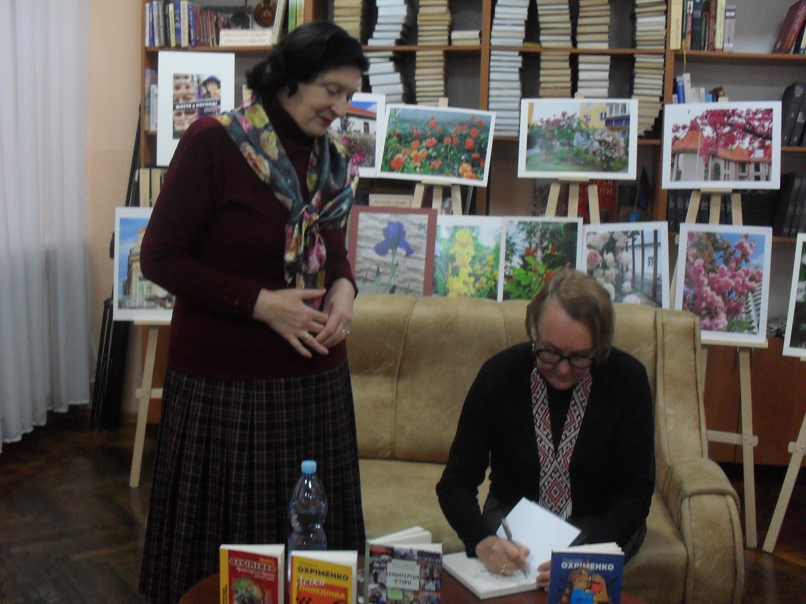 Людмила Охріменко підписує свій  роман «Оскар» для читачів нашої бібліотеки