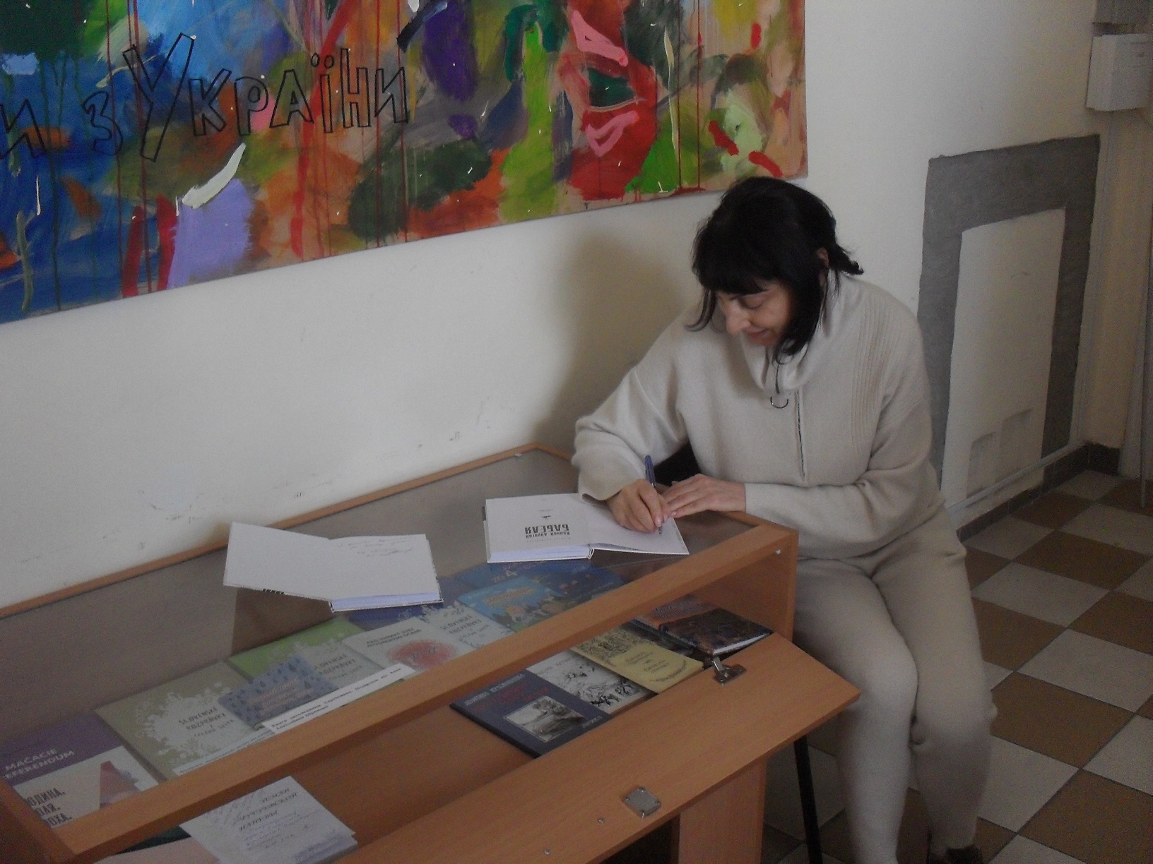 Агнесса Капрел’янц підписує свої книжки для літературного музею Ужгорода