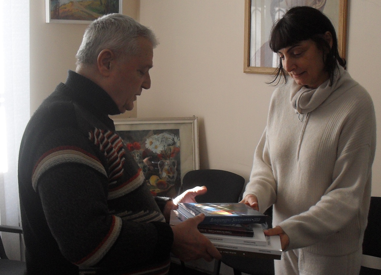 «Книга крізь час та простір…»