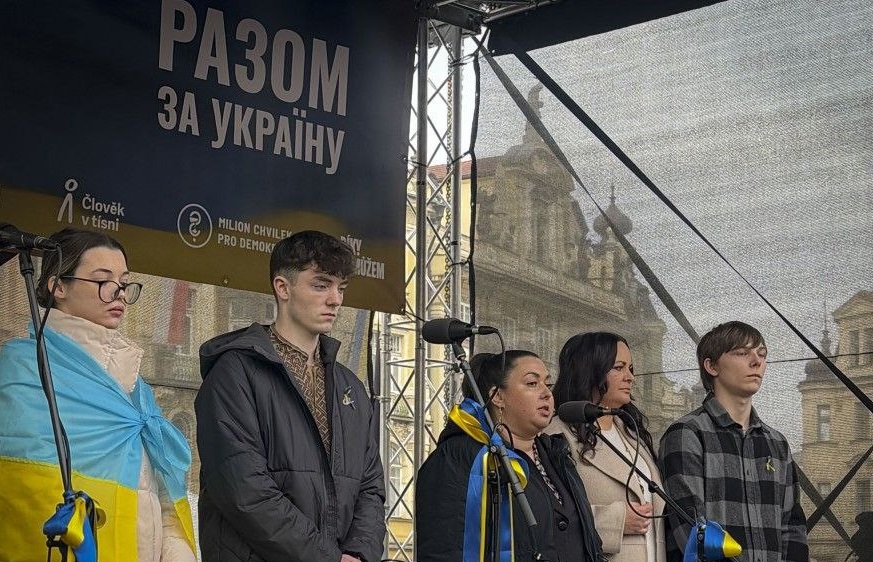 Радниця президента України з прав дитини та дитячої реабілітації Дар’я Герасимчук і діти, повернені з російської депортації