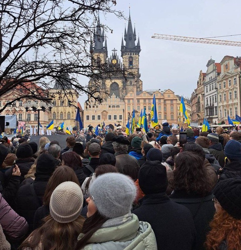 Акція «Зупинимо зло» в рамках роботи платформи для українців за кордоном Stricka, що присвячена третій річниці повномасштабного вторгнення в Україну