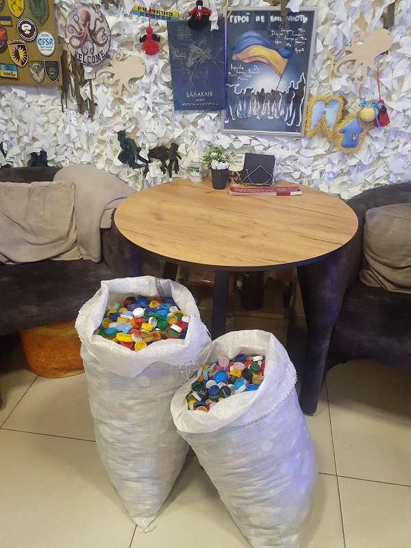 «Бібліотеки ЦБС Шевченківського району продовжують збір пластикових кришечок для військових!»