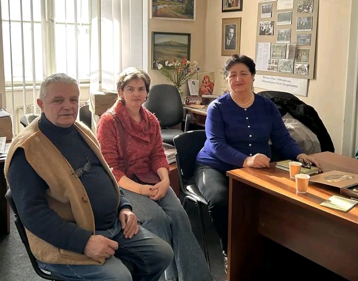 «Літературний конкурс «Людина. Доля. Епоха.» визначив своїх переможців» Відомі літератори Закарпаття знайомляться з конкурсними роботами