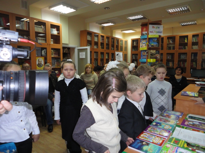 Презентація тритомника казок харківського письменника Ігоря Скоробогатов відбулася в бібліотеці сімейного читання №11 Дзержинського району.