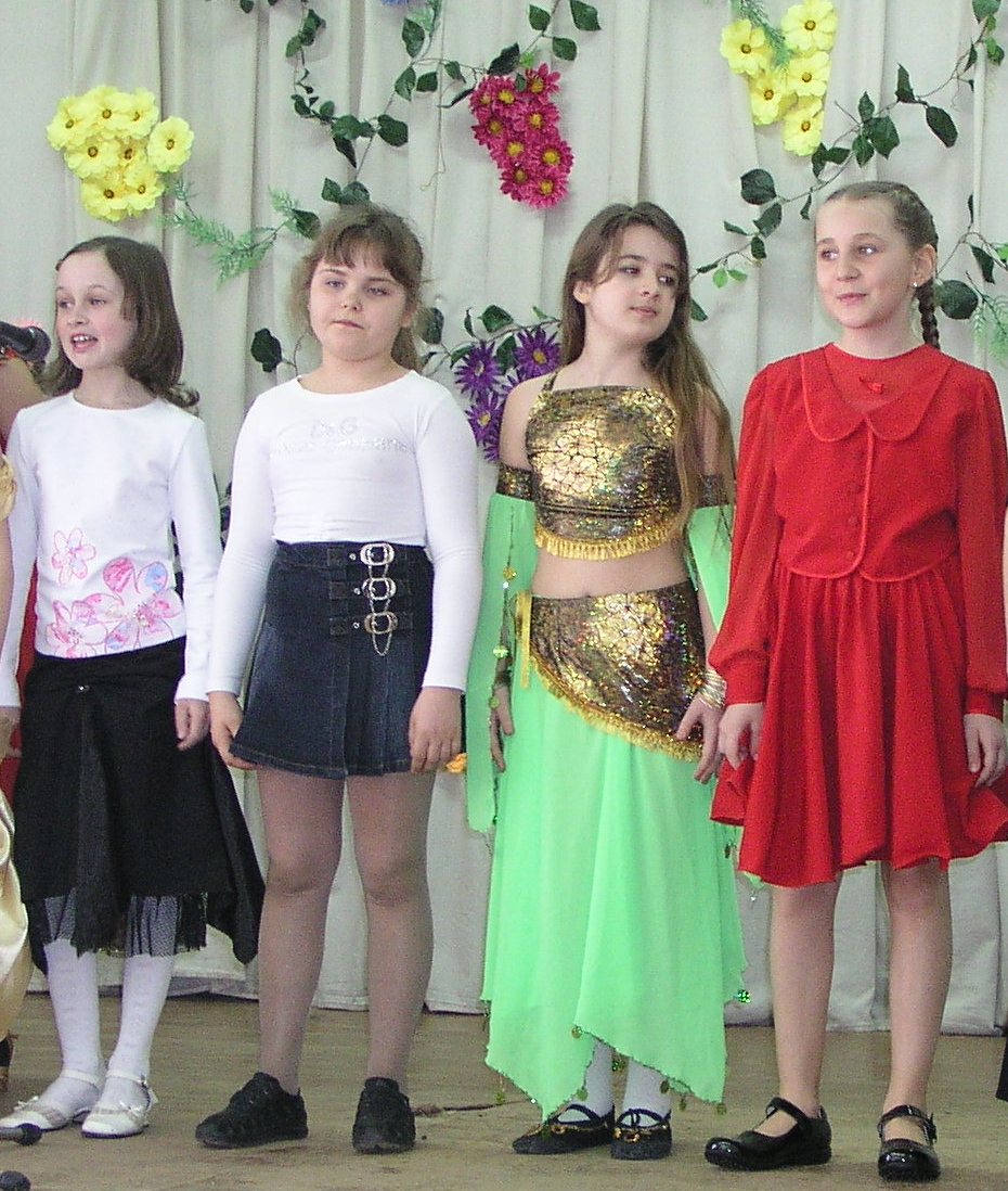 Світлана Власенко, Катерина Плехова, Надія Рєпіна і Наталія Близнюк виконують пісню