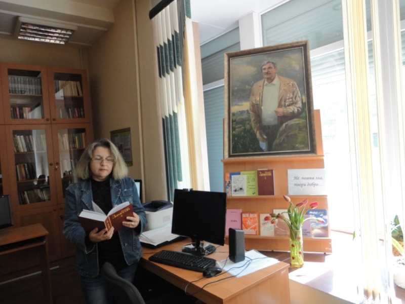 Лариса Дурова читає вірші Валерія Замесова