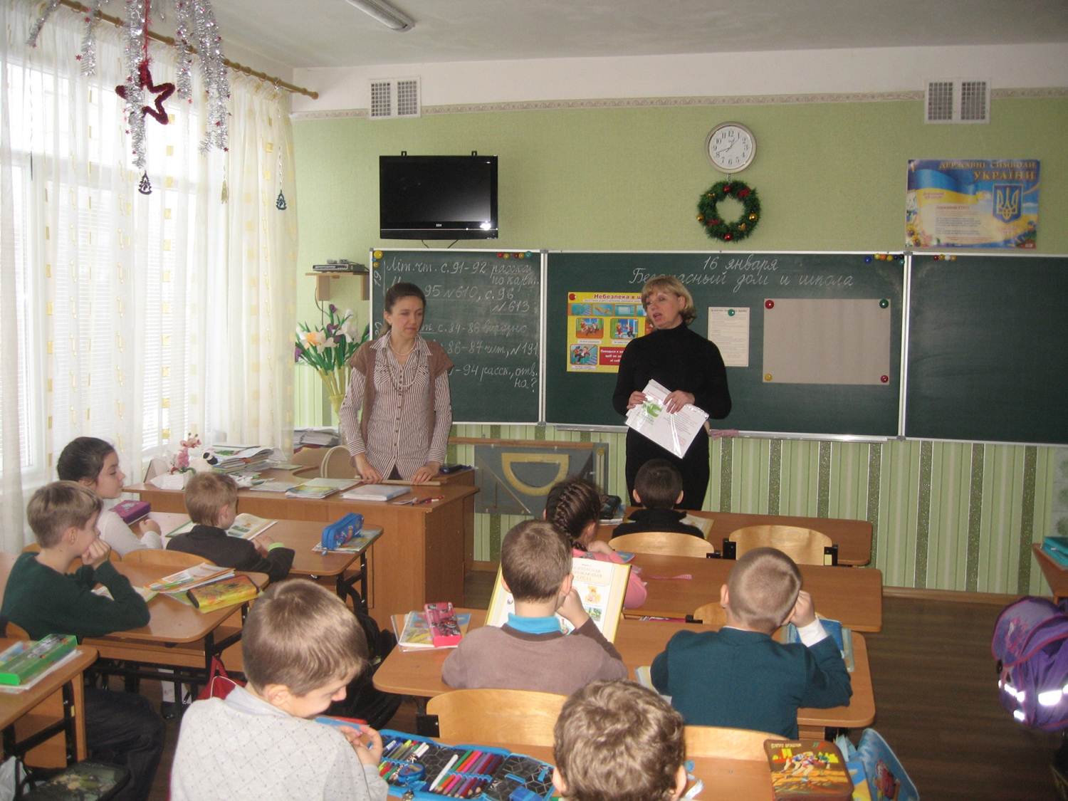 Світлана Леонідівна виступає перед учнями школи № 150