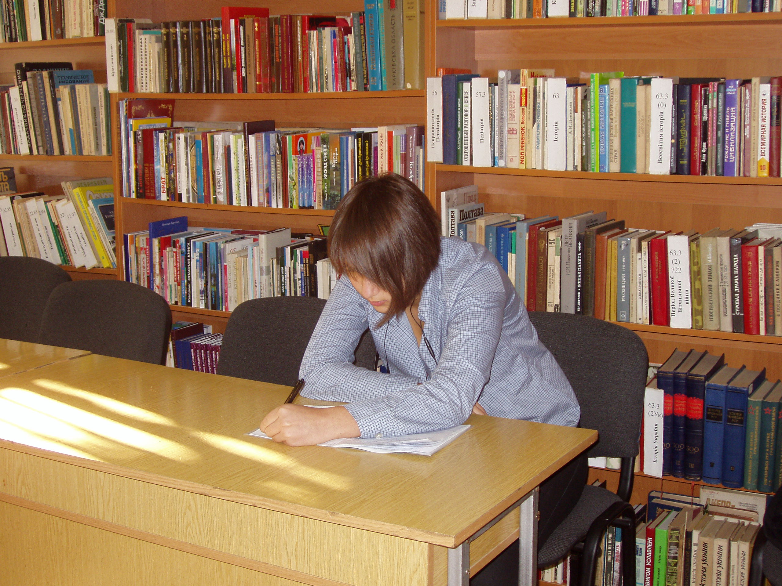 Читачка бібліотеки-філії № 22 Кузнєцова Олександра пише твір на тему «Для мене бібліотека - це ...»