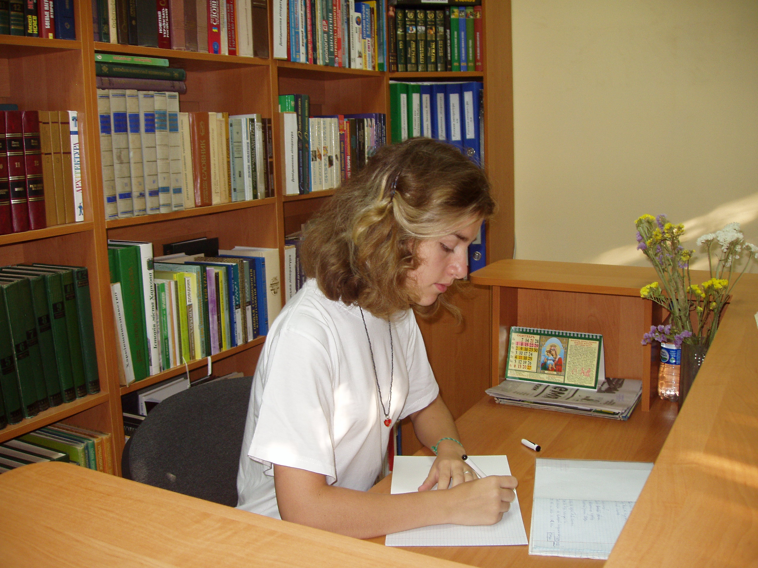 Читачка бібліотеки-філії № 22 Олійник Анастасія пише твір на тему «Для мене бібліотека - це ...»